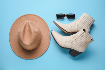 Female shoes, sunglasses and felt hat on color background - obrazy, fototapety, plakaty