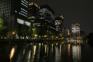 夜の内堀と丸の内の高層ビル群