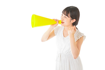 朝食を食べる若い女性