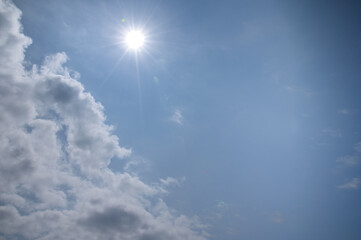 Naklejka na ściany i meble 北海道の夏の空に太陽