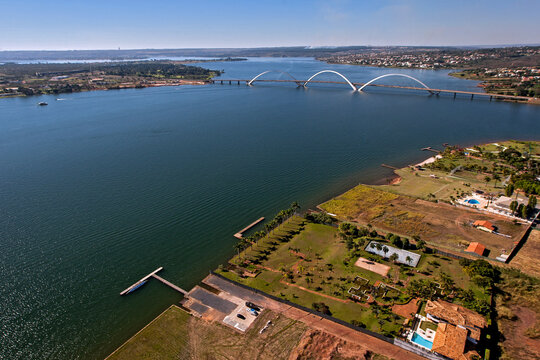 Ponte JK e lago Paranoa. Brasilia