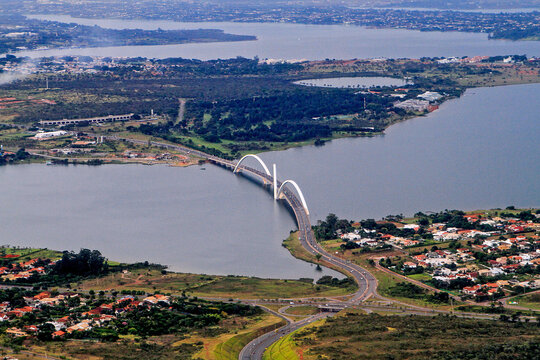 Aerea da Ponte JK e Lago Paranoa em Brasilia. Distrito Federal.