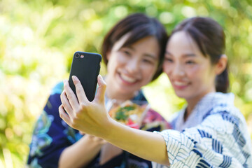 自撮りする女性