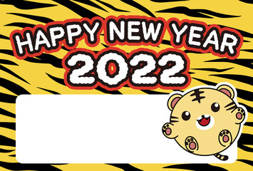 トラ柄の背景にトラとHappy New Yearの文字とコピースペースのある2022年の年賀状素材