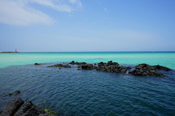 Fototapeta na wymiar a beautiful seascape with clear bluish water