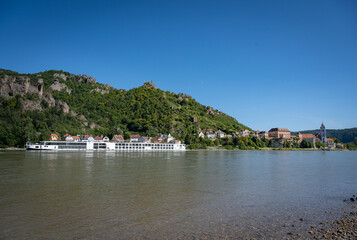 Fototapeta na wymiar Personenschiff auf der Donau der Wachau