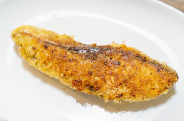 美味しそうな鮭のパン粉焼きの写真。魚料理のイメージ。