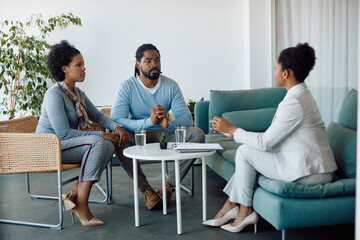 Obraz premium African American couple talks to their financial advisor during meeting in the office.