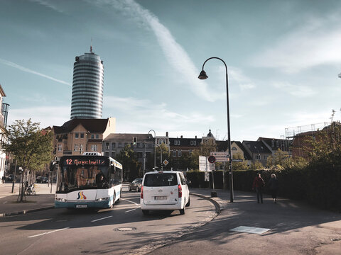 Stra&szlig;enszene in Jena, Th&uuml;ringen. Bus vor Jentower