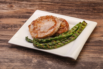Grilled tuna steak with asparagus