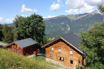 Fototapeta na wymiar Chalets et montagne en Savoie
