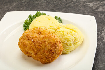 Crispy chicken cutlet with mashed potato