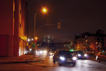 Tráfico nocturno en el barrio de Montecarmelo en Madrid. Noche lluviosa en Madrid en la avenida...