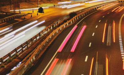 Tráfico nocturno en el la carretera M-607 en Madrid, España. Luces de los coches en movimiento...