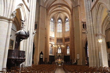 La cathedrale Saint Bénigne, eglise gothique du 13eme siecle, interieur de la cathedrale, ville de...