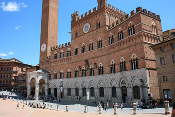 Obraz premium the medieval Piazza del Campo di Siena and the civic tower of the town hall