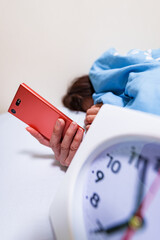 起床　目覚まし　寝不足　【 低血圧 女性 の イメージ 】