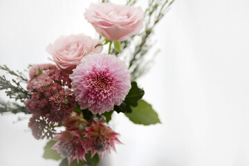 Fototapeta na wymiar ピンクの花束　菊　バラ