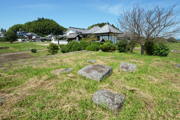 Fototapeta premium 川原寺跡 塔跡から弘福寺を望む 奈良県明日香村