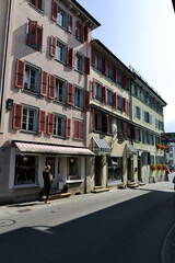 façade typique maison Suisse avec fenêtre en bois et mur coloré