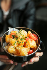 Popcorn shrimp with tomatoes and chives