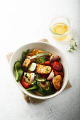 Healthy vegetable salad with roasted halloumi cheese