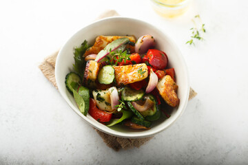 Healthy vegetable salad with roasted halloumi cheese