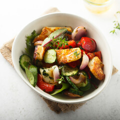 Healthy vegetable salad with roasted halloumi cheese