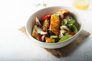 Healthy vegetable salad with roasted halloumi cheese