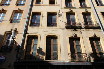 Obraz premium ancient stone flat building in metz in lorraine (france) 