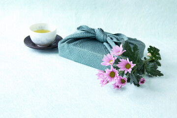 ピンクの小菊とお茶と風呂敷