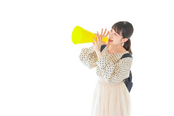 スーパーでキャッシュレス決済をする若い女性