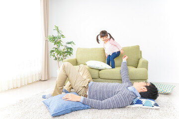 Obraz premium 子育てをするイクメンパパ