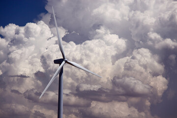 Molinos de viento sobre cielo con nubes