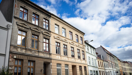 Gebäudesanierung: Sanierter neben unsaniertem Altbau in der historischen Altstadt von Wismar,...