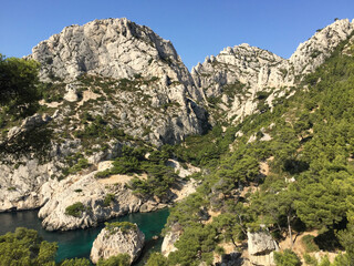 View of the Calanque de Sugiton with the Aiguille de Sugiton peak on the top left and the Belvédère de Sugiton panoramic viewpoint in the top center, seen from the footpath coming from Marseille.