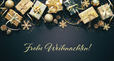 Weihnachtsdekoration mit goldenen Geschenkboxen, Weihnachtskugeln und deutschen Text Frohe...