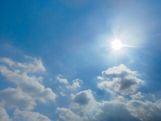 Naklejka na ściany i meble 雲のある青空に輝く太陽