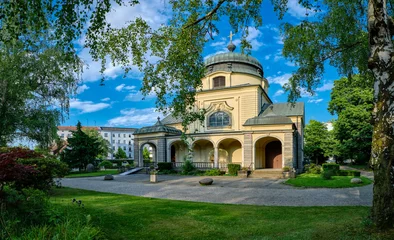 Fototapeten Kuppelbekrönte Trauerhalle auf dem denkmalgeschützten "Alten St. Matthäus Kirchhof" in Berlin-Schöneberg, Ansicht von Südwesten (Panorama aus 5 Einzelbildern) © ebenart