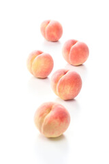 白バックで清潔感のある日本の桃