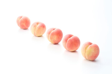白バックで清潔感のある日本の桃