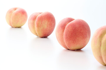 白バックで清潔感のある日本の桃