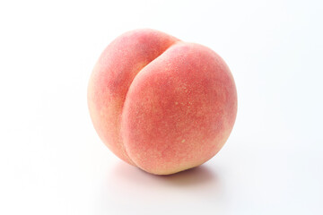 白バックで清潔感のある日本の桃
