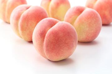 白バックで清潔感のある日本の桃