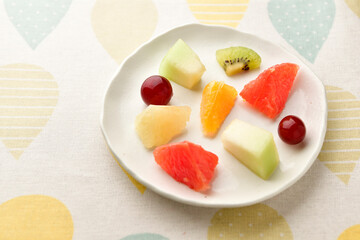 美味しいフルーツを食べる朝食の時間