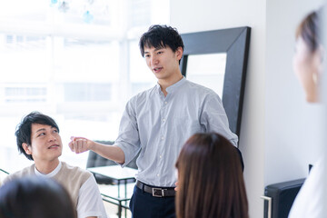 ベンチャー企業で働く若いオフィスワーカー