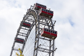 Riesenrad im großen Vergnügungspark 