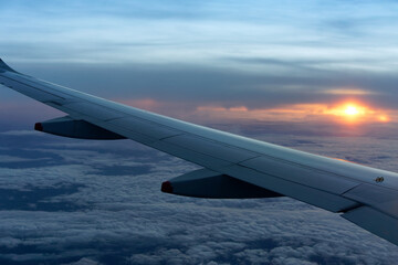 Fototapeta premium Wing of plane in cloudy sky