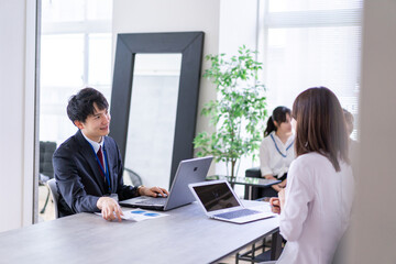 商談をする男女のビジネスパーソン