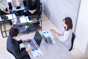 商談をする男女のビジネスパーソン
